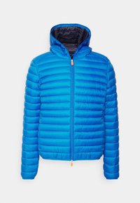 Giacca a vento blu con design a righe orizzontali, chiusura con zip e cappuccio. Presenta un tirazip arancione e un interno nero a contrasto.