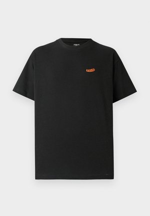 Juoda medvilninė marškinėliai laisvo silueto, trumpomis rankovėmis ir apvalia apykakle. Ant krūtinės yra mažas oranžinis logotipas.