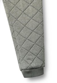 Prošívaný obal ze šedé tkaniny s diamantovým vzorem prošívání a pružným lemem na zápěstí.