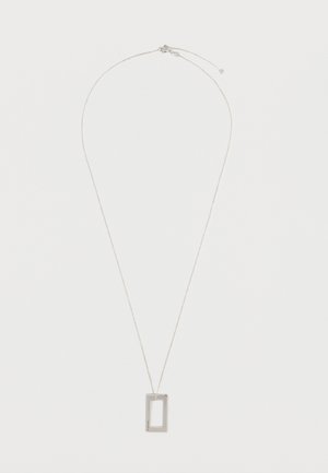 Strieborný reťazový náhrdelník s obdĺžnikovým príveskom s otvoreným stredom. Jednoduchý dizajn, reflexný povrch a hladká textura.