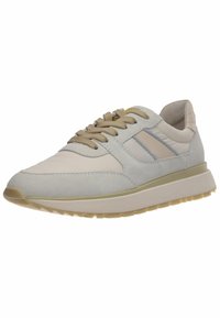 Baskets athlétiques en suède gris clair et synthétique avec une surface texturée, un orteil arrondi, des lacets beiges et une semelle en caoutchouc avec des rainures de traction.