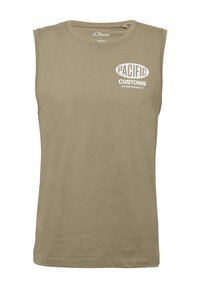 Ärmelloses khakifarbenes Tanktop aus weichem Baumwollmaterial mit rundem Halsausschnitt. Vorne mit dem Schriftzug "PACIFIC CUSTOMS" in weißer Schrift.