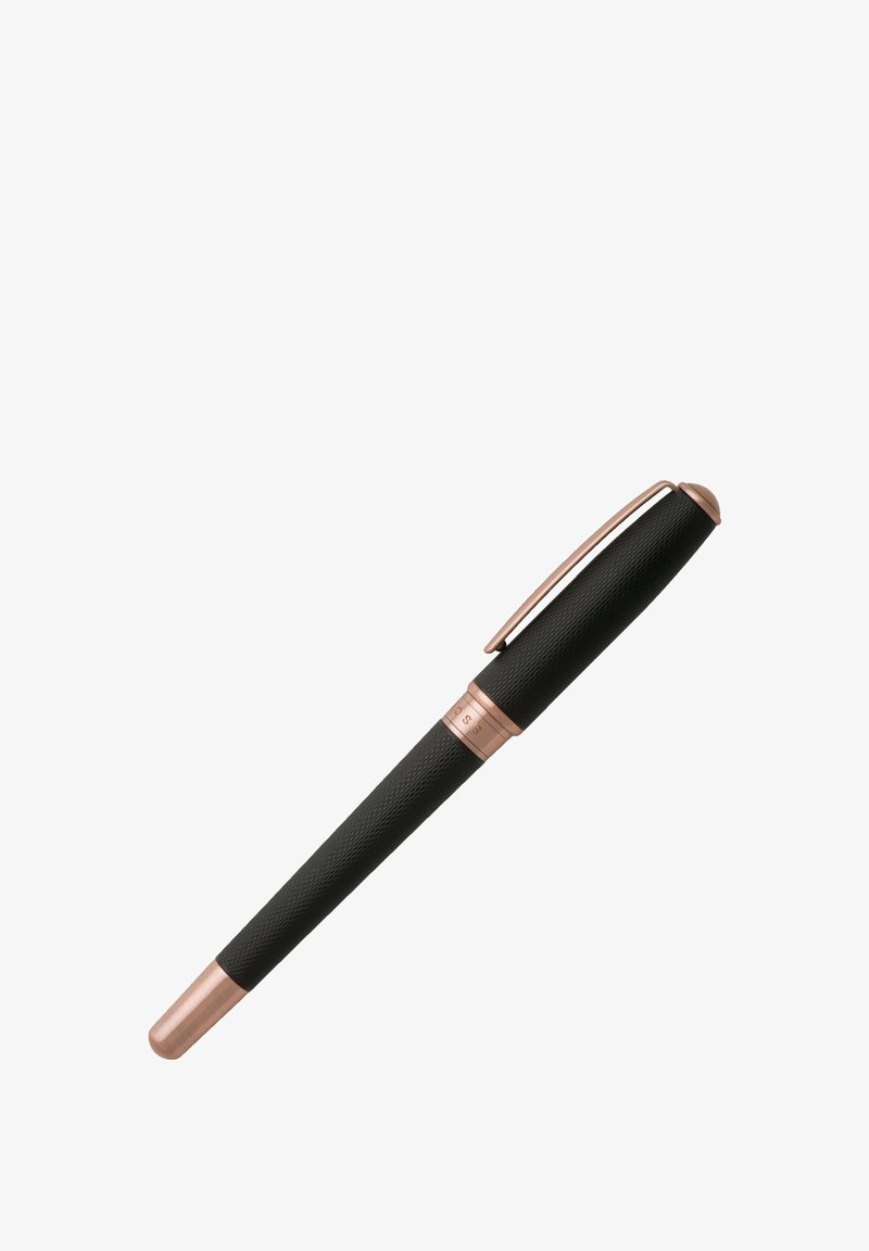 Musta tekstuuriga sulepean, millel on messingist ots ja aktsendid. Klipp ja bänd on roosa kulla viimistlusega, mis lisab kontrasti stiilsele disainile.