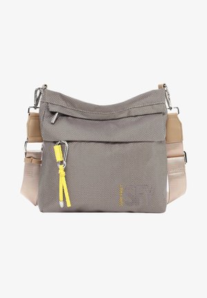 Bolso bandolera de tela gris texturizada con acentos amarillos, cierre con cremallera, correa ajustable y bolsillo frontal. Detalles de herrajes reforzados.