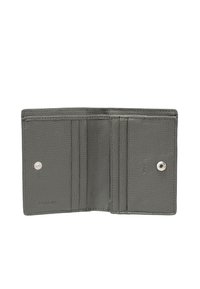 Siv usnjeni denarnica odprta, prikazuje več rež za kartice in dva zapirala s sponkami na belem ozadju.