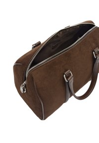 Brązowa torebka z zamszu z skórzanymi akcentami, zamknięcie na zamek, podwójne uchwyty, prostokątny kształt i fakturowana powierzchnia. Widoczny detal przy suwaku.