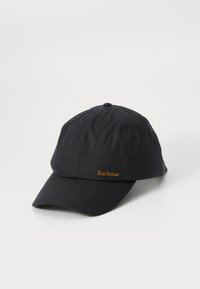 Boné preto de basebol com aba curva e pequeno logótipo amarelo "Barbour" bordado no painel central da frente.