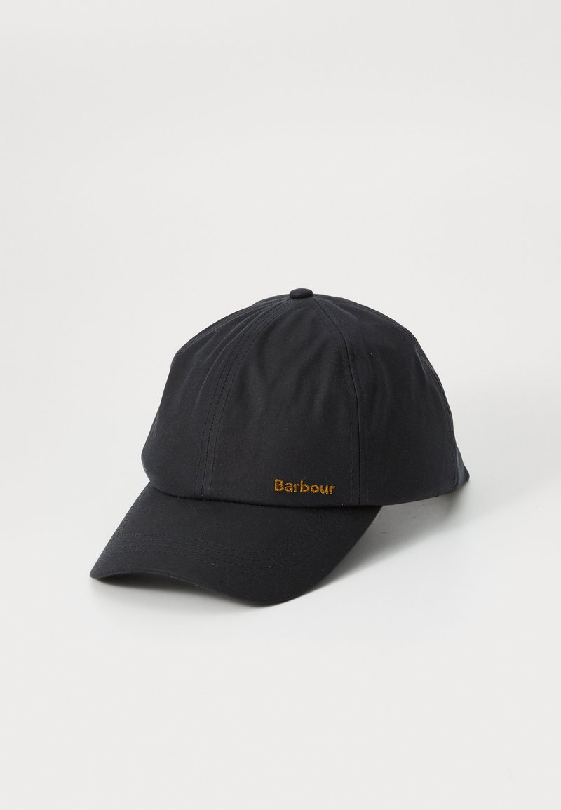 Boné preto de basebol com aba curva e pequeno logótipo amarelo "Barbour" bordado no painel central da frente.