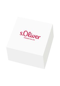 Weißer rechteckiger Kasten mit glatter Oberfläche, versehen mit einem roten „s.Oliver“-Logo und dem Slogan "FASHION FOR LIFE." Keine auffälligen Muster oder Akzente.