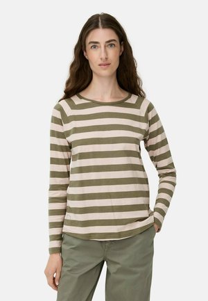 Groen en lichtroze gestreepte longsleeve shirt met een ronde hals en raglanmouwen, gemaakt van een zachte stof. Gecombineerd met lichtgroene broek.