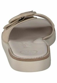 Beige flip-flop sandal med en mjuk läderrem, formad fotbädd och slät sula. Har en dekorativ rosettaccent på remmen.