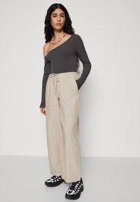 Gina Tricot Petite TROUSERS  - Kelnės - new beige