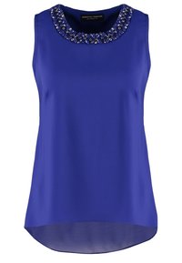 Haut sans manches en tissu bleu éclatant, présentant un col orné de perles avec des embellissements clairs et sombres, et un ourlet légèrement arrondi.