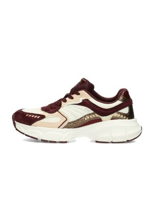 Low-Top-Sneaker mit klobiger weißer Sohle, burgunderfarbenen, beigen und metallisch braunen Akzenten und Schnürverschluss, von der Seite gezeigt.