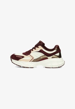 Sneaker basse con suola bianca e spessa, dettagli bordeaux, beige e marrone metallizzato e chiusura con lacci, vista laterale.
