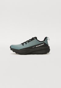 Mammut hardloopschoenen hebben een teal bovenwerk, zwarte accenten, een gestructureerde rubberen zool en een gestroomlijnd design. Gore-Tex materiaal voor waterdichtheid.