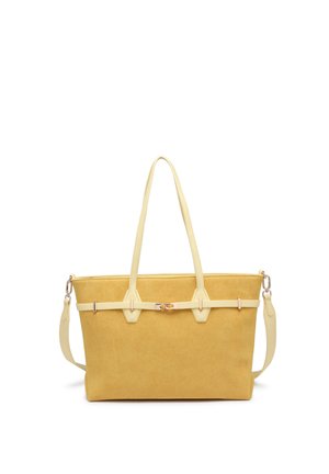 Borsa tote in suede giallo con cinturini beige, dettaglio fibbia dorata e tracolla staccabile su sfondo bianco.