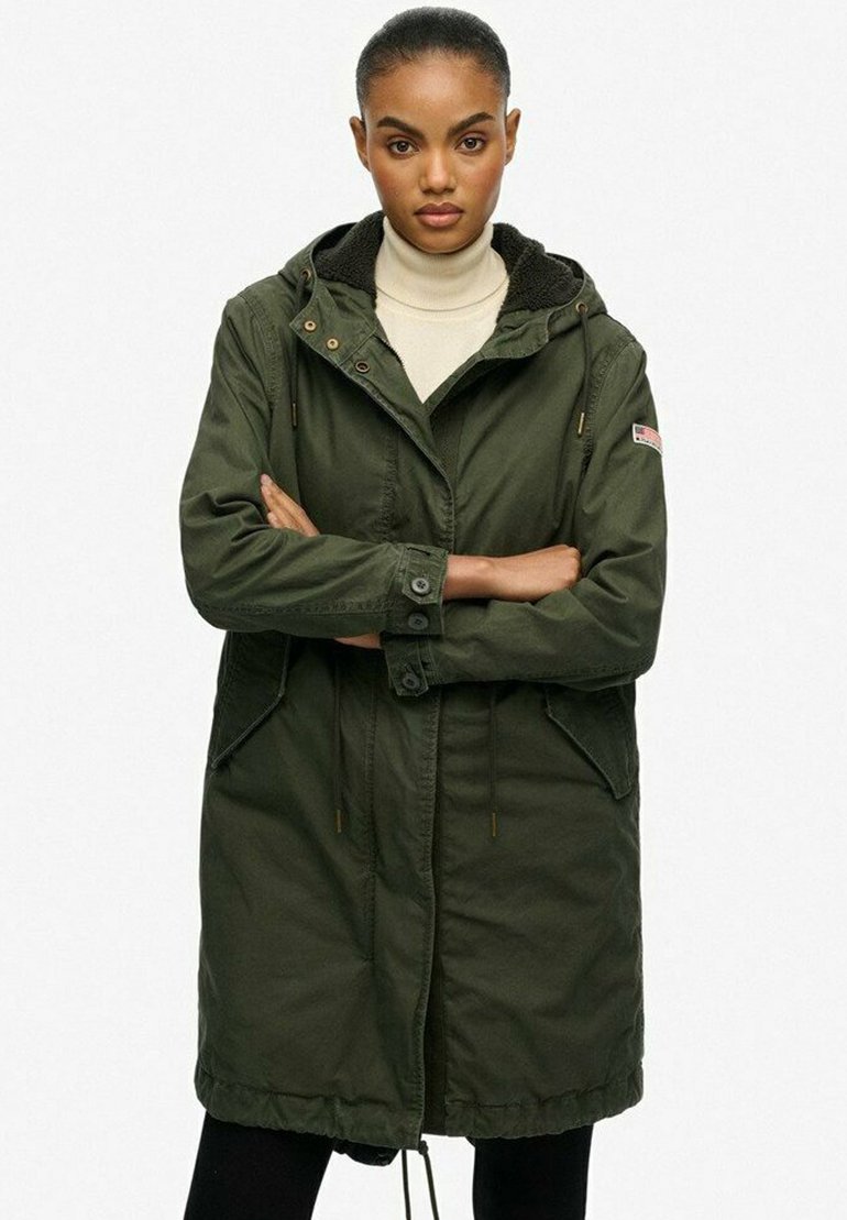 Parka à capuche vert olive avec un col en sherpa, taille ajustable à cordon, poignets boutonnés et deux poches avant.