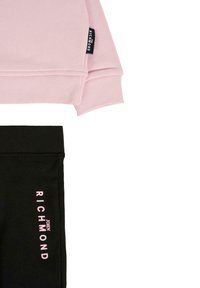 Felpa rosa con polsini a costine e pantaloni neri con stampa rosa "JOHN RICHMOND" sul lato, entrambi in morbido tessuto di cotone.