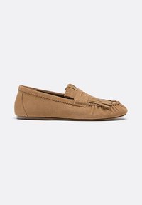 Mocassino in suede marrone con dettagli frangiati e cuciture, suola piatta e punta tondeggiante, mostrato in vista laterale su uno sfondo semplice.