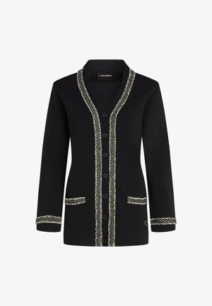 Čierny kardigán s výstrihom do V, zapínaním na gombíky, dvoma prednými vreckami a textúrovaným strieborným a bielym lemovaním pozdĺž okrajov.