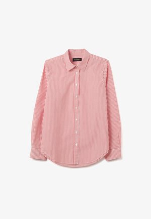 Camicia a maniche lunghe con bottoni, a righe verticali rosse e bianche, con colletto e orlo arrotondato, distesa su uno sfondo bianco.