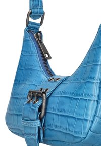 Blauwe faux krokodillenleer schoudertas met een ritsluiting, metalen hardwareaccenten en een verstelbare schouderband. Glad van structuur en gestructureerde vorm.