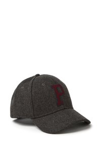 Gorra de béisbol gris con visera curvada, que presenta una "P" bordada en burdeos en el frente y seis orificios de ventilación en la corona.