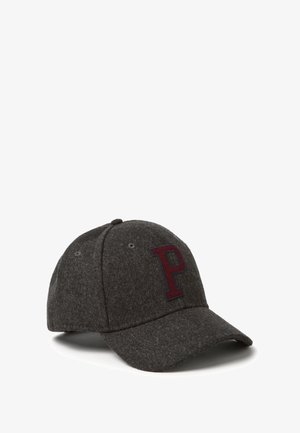 Casquette de baseball grise avec visière incurvée, arborant un "P" brodé bordeaux à l'avant et six trous de ventilation sur le sommet.