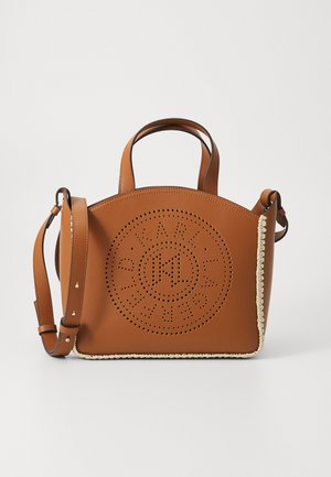 Sac à main en cuir marron avec une forme courbée, un design de logo perforé, des poignées doubles, une bandoulière amovible et une bordure en corde texturée.