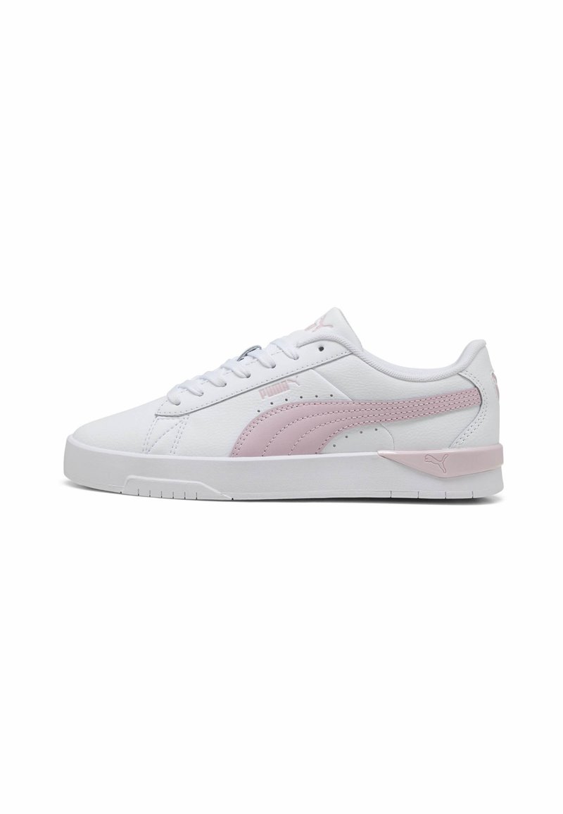 Białe sneakersy z różowymi akcentami, wykonane z syntetycznej skóry. Posiadają płaską podeszwę, okrągły czubek i perforowane detale po bokach.