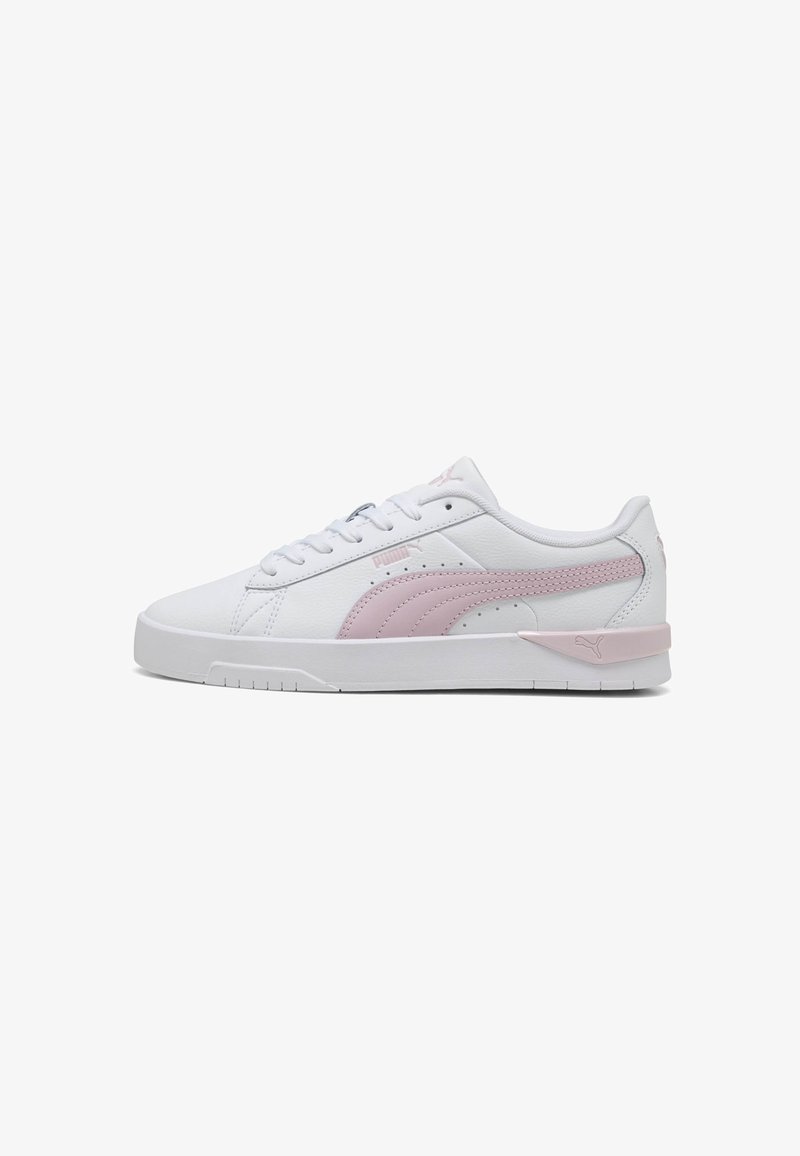 Zapatillas blancas con acentos rosas, hechas de cuero sintético. Presentan una suela plana, punta redonda y detalles perforados en los costados.
