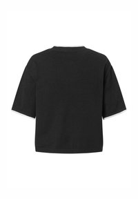 Haut noir à manches courtes en maille avec un col rond côtelé, présentant une bordure blanche contrastante aux ouvertures des manches et une coupe décontractée.