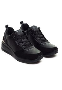 Un paio di sneaker nere Skechers stringate con dettagli perforati e suole spesse su sfondo bianco.