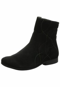 Bota de ante negra hasta el tobillo con un tacón bajo, que presenta patrones de costura curva coloridos. Textura suave con un diseño de punta redondeada.