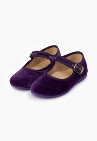 Paarse fluwelen Mary Jane-schoenen met een ronde neus, sluiting met band en gesp, en een zachte, geztructureerde afwerking. Lichtgewicht met een flexibele zool.