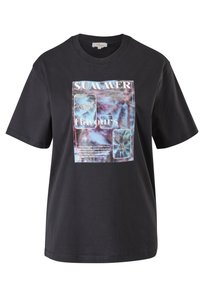Svart bomull t-shirt med en färgglad grafisk tryck som har ordet "SOMMAR" och bilder av palmer. Kort ärm och avslappnad passform.