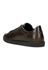 Sneaker in pelle marrone con superficie liscia, punta rotonda e suola in gomma nera. Presenta sei fori per i lacci e un logo discreto sul tallone.