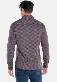 Langarmhemd aus dunklem Stoff mit einem geometrischen Muster in Pink und Weiß. Verfügt über einen Kragen und geknöpfte Manschetten. Schmaler Schnitt.