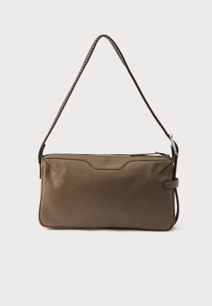 Braune rechteckige Lederschultertasche mit geflochtenem Riemen und Reißverschluss oben, vor einem schlichten Hintergrund präsentiert.