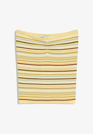 Žlutá pletená sukně s vodorovnými pruhy v modré, hnědé, oranžové a bílé barvě, složená na rovnou plochu na bílém pozadí.