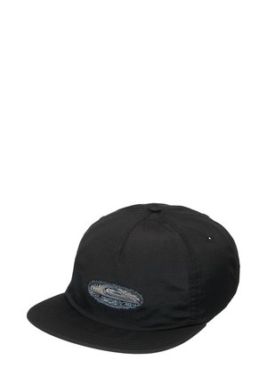 Casquette noire en tissu léger, avec une couronne arrondie et un bord plat. Comprend un logo brodé à l'avant.