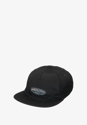 Schwarze Kappe aus leichtem Material, mit einer abgerundeten Krone und einem flachen Schild. Mit einem gestickten Logo auf der Vorderseite.