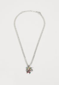 Colar de corrente de prata com um pendente colorido e detalhado, apresentando motivos florais e de serpente. A corrente é composta por elos interligados.