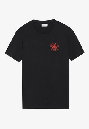 Schwarzes T-Shirt mit kurzen Ärmeln, rotem Motiv aus gekreuzten Schwertern und rundem Emblem sowie vier roten chinesischen Schriftzeichen auf der linken Brust.
