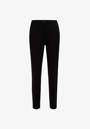 Mustad kohandatud püksid, mis on valmistatud siledast kangast, esitavad kitsast lõiget, keskmise kõrgusega vöökohta ja ühe nupuga kinnituse vöökoht.