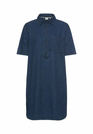 Donkerblauwe korte mouwen denim overhemdjurk met kraag, knoopsluiting aan de voorkant en borstzak, getoond op een effen witte achtergrond.