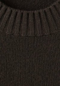 Donkerbruine gebreide trui met een geribde halslijn en een getextureerd lichaam met verticale lijnen, gemaakt van een zacht, warm materiaal.