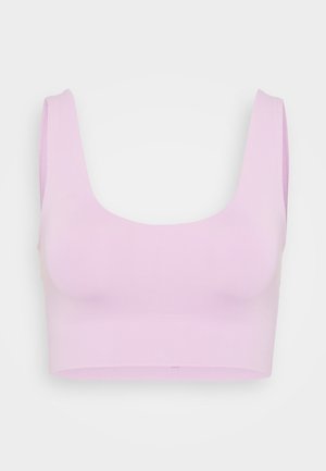 Bralette lilas clair avec un décolleté carré, des bretelles larges et un design sans coutures. Fabriqué en tissu doux et extensible pour plus de confort.