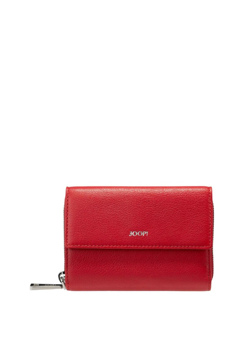 Portafoglio in pelle rossa con finitura texture, dotato di chiusura a pattina e logo argentato. Forma rettangolare compatta, inclusa una tasca con zip.